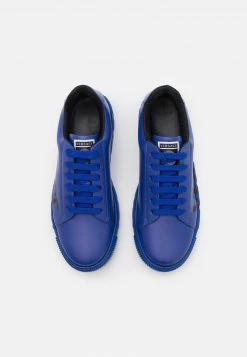 Versace UNISEX Baskets Basses Blu Navy 9 Versace UNISEX Baskets Basses Blu Navy -Versace Soldes 2022 04979082380d4c07b27b25cbd032c627