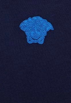 Versace MEDUSA CAPSULE DRIVERS UNISEX T Shirt Basique Navy+sapphire 5 Versace MEDUSA CAPSULE DRIVERS UNISEX T Shirt Basique Navy+sapphire -Versace Soldes 2022 26c573441caf4e5e9eb2bde882d1f11f