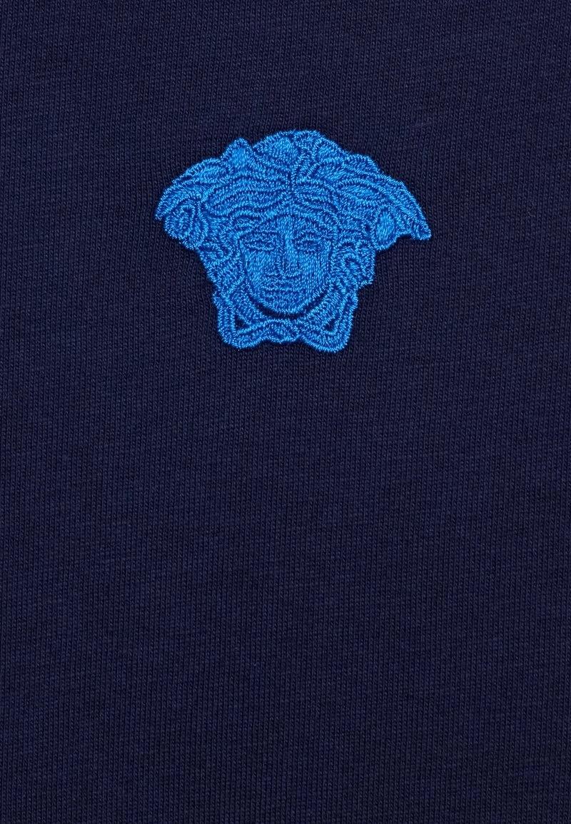 Versace MEDUSA CAPSULE DRIVERS UNISEX T Shirt Basique Navy+sapphire 3 Versace MEDUSA CAPSULE DRIVERS UNISEX T Shirt Basique Navy+sapphire – Image 3