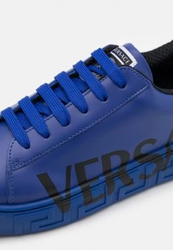 Versace UNISEX Baskets Basses Blu Navy 11 Versace UNISEX Baskets Basses Blu Navy -Versace Soldes 2022 340036275199477d8e6c0abbc73be4d2