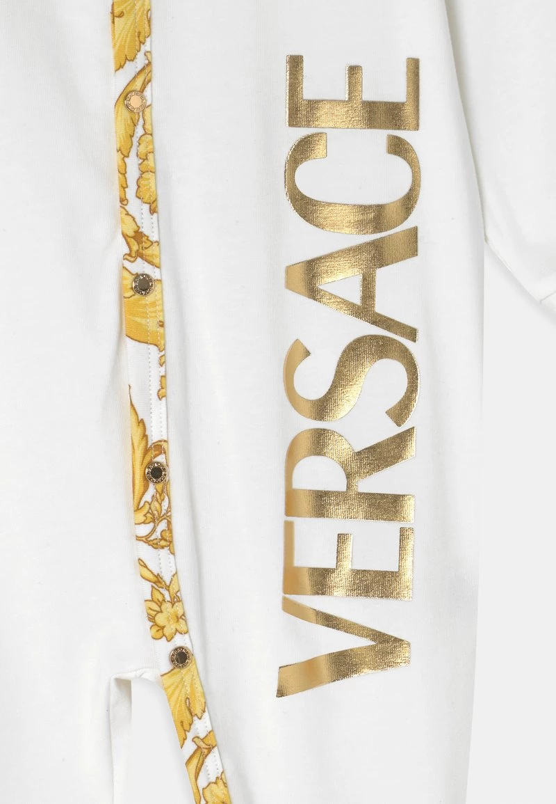 Versace BAROCCO KIDS LOGO UNISEX Grenouillère Bianco/oro 3 Versace BAROCCO KIDS LOGO UNISEX Grenouillère Bianco/oro – Image 3