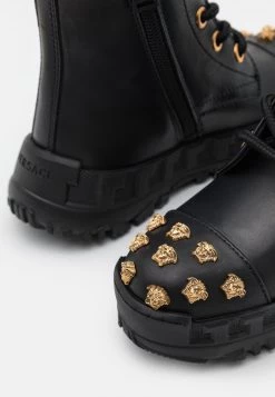Versace Bottines à Lacets Nero/oro Enfant -Versace Soldes 2022 8793b30974c14ef3bc14bbdf0f48dbf0