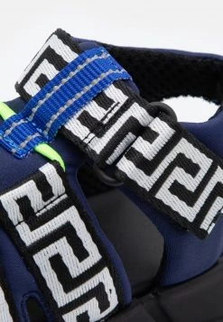 Versace UNISEX Sandales Navy/bluette -Versace Soldes 2022 8c776482674c462d8e9b1a524c3ffc82