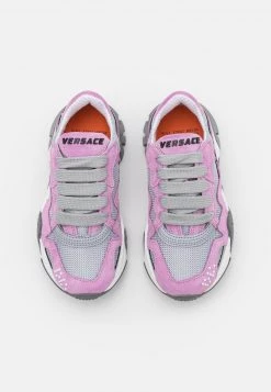 Versace Enfant Baskets Basses Lilla/argento -Versace Soldes 2022 ab413b46b2c64a97934153bb47dec410