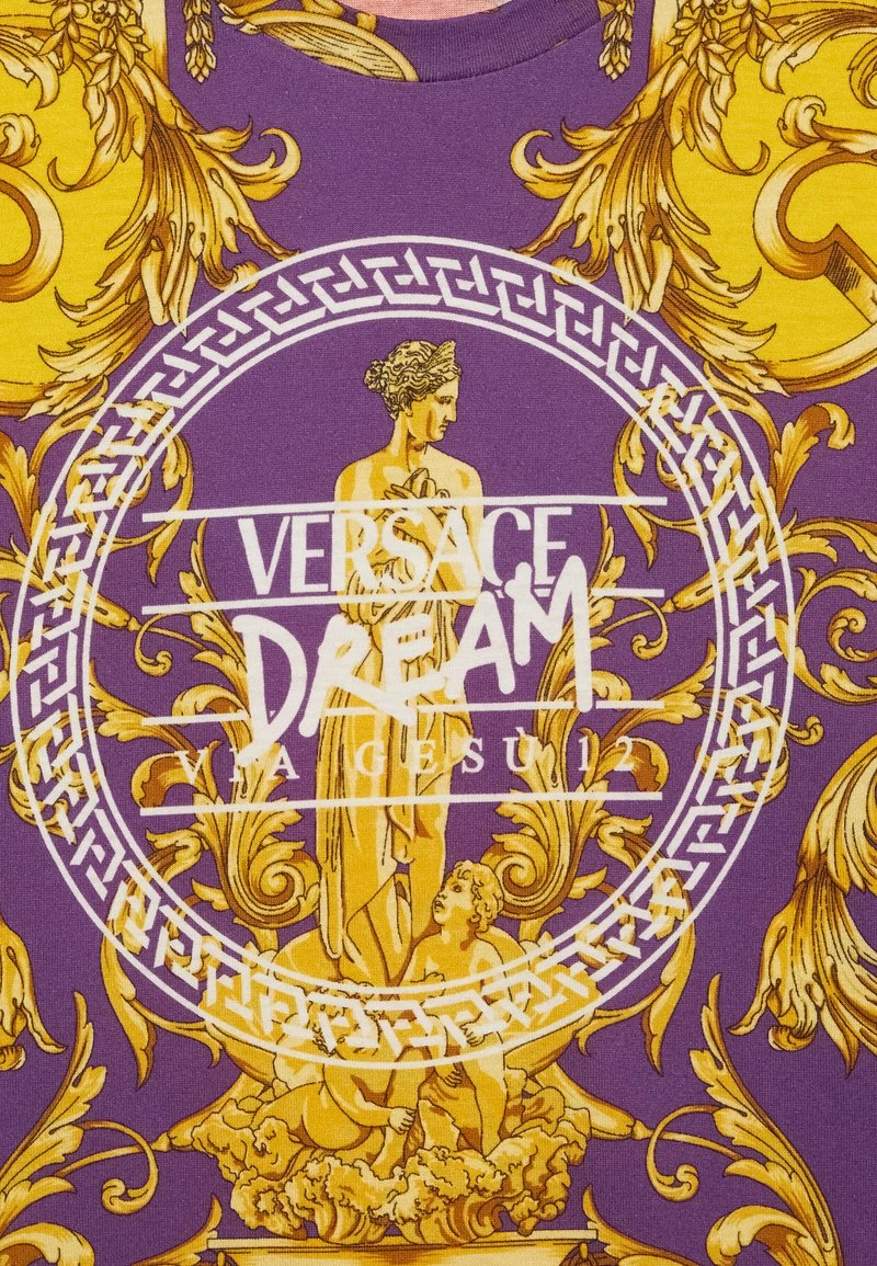Versace TEE BAROCCO LOGO UNISEX T Shirt Imprimé Dark Orchid/sun 3 Versace TEE BAROCCO LOGO UNISEX T Shirt Imprimé Dark Orchid/sun – Image 3