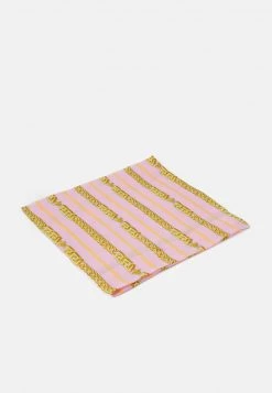 Versace Femme Foulard Pink -Versace Soldes 2022 f9409ec77f054e81b1270c4c8a6550cb