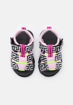 Versace UNISEX Sandales Candy/black/white 9 Versace UNISEX Sandales Candy/black/white -Versace Soldes 2022 f9e7a536c54f4d1f8a82fcc1ee509d49